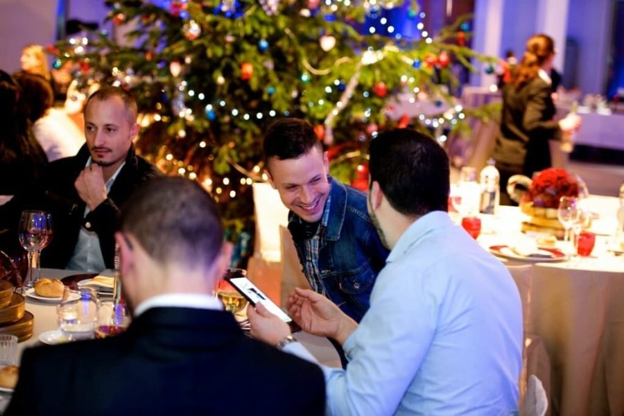 Tablette Dinner Team Buiding Indoor Quiz Interactif 1024x681